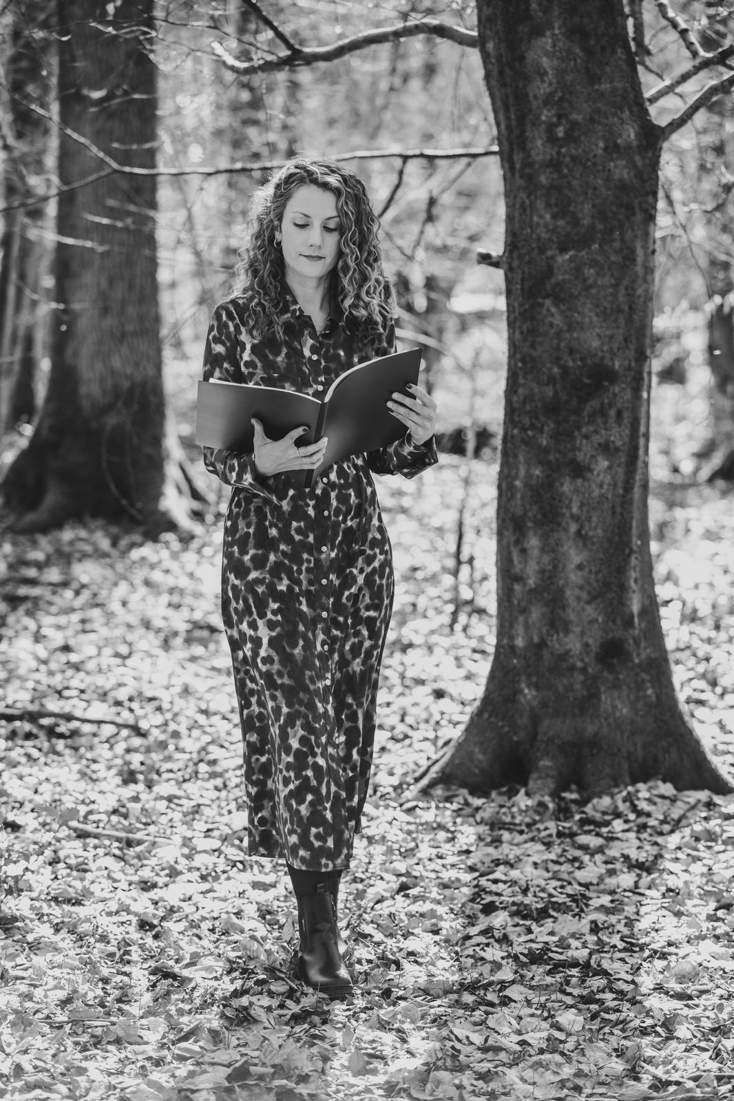 Natascha Thierfelder-Böser liest aus ihrer Redemappe in einem lichten Wald